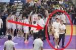 😡忍不了！身穿便装未上场的齐麟也参与斗殴大打出手为队友出头