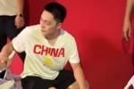 累坏了💦胡明轩发布会后蹲着等待队医 打趣&ldquo;指甲都抽了&rdquo;😂
