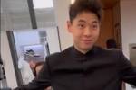 崔永熙赛后身穿唐装 队友们送其绰号&ldquo;GQ Jackie&rdquo;😄