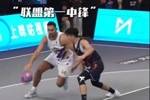 超三重庆争霸赛：面对第一中锋也丝毫不虚 这样的周嘉豪你爱了吗