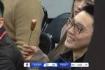 🔭美女吃烤肠抢镜！京粤大战广东领先23分 胡明轩非常开心