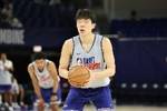 媒体人：杨瀚森登机返回洛杉矶 明天继续特训备战Pro Day试训