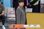 非常生气啊！邱彪不满判罚暴怒冲进场吃T 山东已经落后17分
